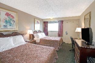 Super 8 By Wyndham Shelby Hotel Room photo